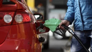 אבסורד הדלק: הבנזין יוזל, המס יעלה - וגם המחיר