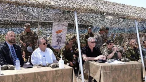 גנץ בקפריסין: "ננחית מכה קשה מול כל מי שמאיים על ישראל"