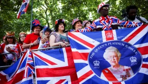 בריטניה נצבעה כחול ואדום: חגיגות 70 שנות כהונה של המלכה אליזבת