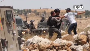 תיעוד: פלסטיני תקף באלימות לוחמי מג"ב באזור חברון