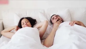 איך עדיף לישון: לבד או בזוג - מי זוכה בשינה טובה יותר?