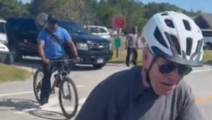 במהלך רכיבה ליד בית הנופש שלו: נשיא ארה"ב ג'ו ביידן נפל מאופניו