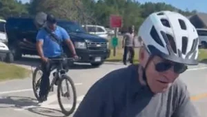 במהלך רכיבה ליד בית הנופש שלו: נשיא ארה"ב ג'ו ביידן נפל מאופניו