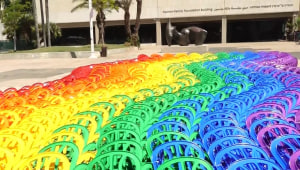 1200 כסאות כתר: רחבת מוזיאון תל אביב נצבעת בצבעי גאווה
