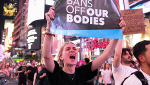 מחאה נגד חוק ההפלות: המונים מפגינים ברחבי ארה"ב
