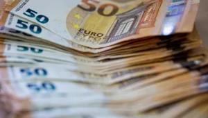 האירו בשפל חסר תקדים: צנח מתחת ל-99 סנט אמריקני