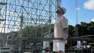 "בונה לכם את הבמה": עומר אדם מתכונן למופע הענק בפארק הירקון