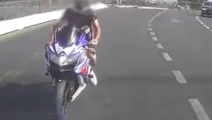 ללא מעצורים: תיעוד - אופנוען זרק אבן וניפץ שמשת רכב בכביש 1