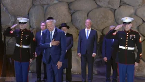 ביקור ביידן ביד ושם: הנשיא שוחח עם ניצולות שואה - ומחה דמעה
