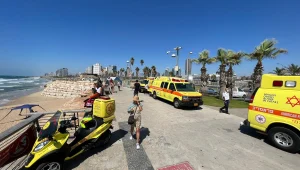 פעולות החייאה בילד שטבע בחוף הים בתל אביב