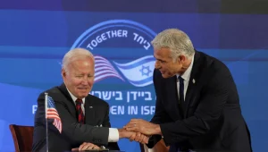ישראל ניסתה לתאם שיחה בין לפיד לביידן - ונענתה כי הנשיא בחופשה