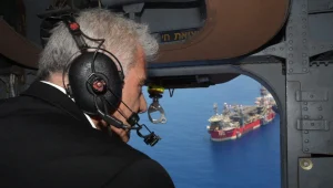 לפיד טס מעל אסדת כריש: "פוטנציאל לפתרון משבר האנרגיה"