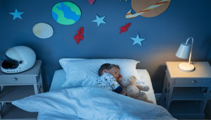 לדרך שבה הילד שלכם נרדם יש קשר ישיר ליכולות החברתיות שלו