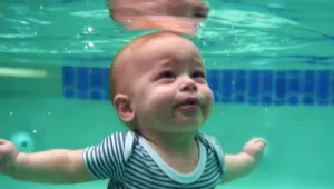 שיעור השחייה שמעורר סערה: השלכת תינוק לבריכה
