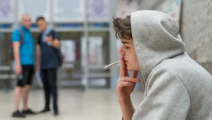 מה גורם לבני נוער להשתמש בסמים - ואיך תבחינו בסימני האזהרה?