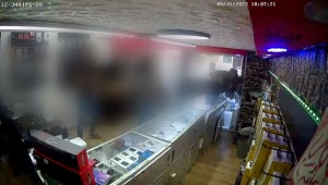 דקרו בעל חנות טלפונים - ונמלטו | תיעוד התקיפה