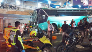 אוטובוס איבד שליטה והתנגש בחנות בירושלים: אישה ושתי ילדות נהרגו