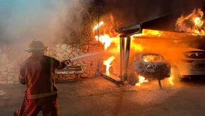 שריפה בחיפה: 3 כלי רכב עלו באש
