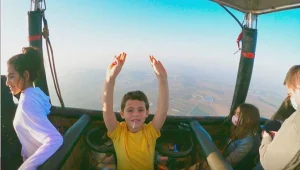 "אני עדיין מתרגש בכל פעם": בן ה-8 שהפך לשיאן ישראל בטיסות כדור פורח