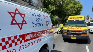 בת 45 נפלה מבניין בחיפה ונהרגה; 2 גברים נעצרו