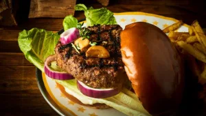 השף חושף: שיטת הצלייה המיוחדת להמבורגר ביתי בדיוק כמו במסעדה