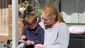 האם חוותה התקף אפילפסיה, בן ה-4 התקשר למוקד - והציל את חייה