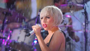 ליידי גאגא נאלצה לעצור הופעה בעקבות סופת ברקים