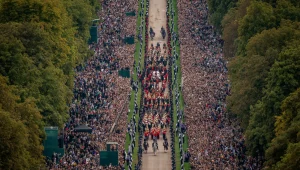 פרחים, נרות ותפילות: בריטניה הרכינה ראש ונפרדה מהמלכה