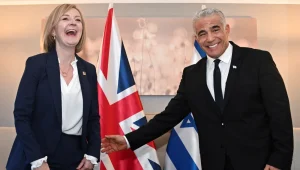 ראש ממשלת בריטניה ללפיד: "בוחנת העברת השגרירות לירושלים"