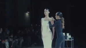 העתיד של עולם האופנה: כך נראית השמלה המרוססת של בלה חדיד 