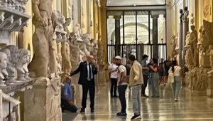 תייר אמריקני דרש לפגוש את האפיפיור - וריסק פסלים בוותיקן