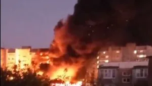 רוסיה: 4 הרוגים ו-6 נעדרים בהתרסקות מטוס צבאי על בניין