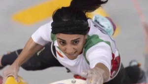 בעולם דואגים: הספורטאית האיראנית התחרתה ללא חיג'אב - ונעלמה