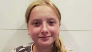 הרצח שמזעזע את צרפת: גופת בת 12 נמצאה במזוודה בחצר ביתה