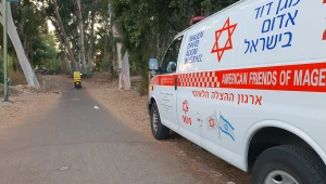 בן 70 במצב קשה לאחר שנפל במהלך רכיבה על גלגיליות בתל אביב