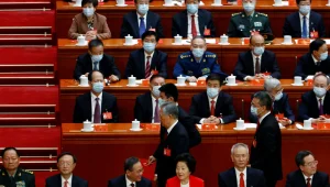 צפו: נשיא סין לשעבר הוצא מכנס המפלגה הקומוניסטית