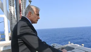 לאחר חתימת ההסכם עם לבנון: לפיד ביקר באסדת כריש