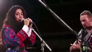 מול עשרות אלפים: שחקנית איראנית שרה את המנון המחאה בהופעה של קולדפליי