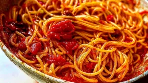 הכי טעים שיש: ספגטי נפוליטני אמיתי עם הרוטב האדום הממכר
