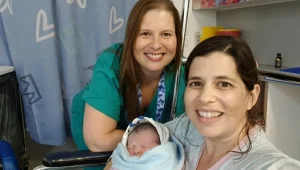 משפחה בחדר לידה: מיכל יילדה את שתי אחיותיה תוך עשרה ימים