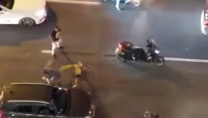 תיעוד של אלימות באיילון: רוכב קטנוע הכה נהג בקסדה