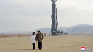 ממשיכה להתגרות: צפון קוריאה שיגרה טיל שיכול להגיע לארה"ב