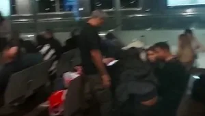 נוסעים לישראל קיבלו תמונה של פיגוע לטלפון - והורדו מהמטוס
