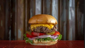 "כמו לנגוס בסטייק": ההמבורגר החדש שיוציא אתכם מתל אביב