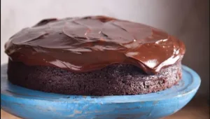 עוגת שוקולד עסיסית עם גנאש שוקולד טחינה