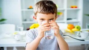 הילד לא שותה מספיק מים? קבלו כמה רעיונות שיכולים לעודד אותו