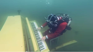 מנגינת הסירנות: יוטיובר ניגן בפסנתר בזמן שצלל במעמקי הים