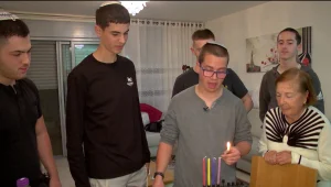 מפיצים אור: הצעירים שלא שוכחים את ניצולי השואה