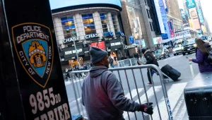 ניו יורק: בן 19 תקף שוטר עם מצ'טה; גבר נדקר בצווארו