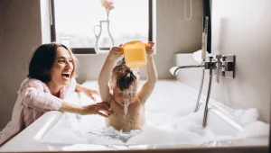 ממה כדאי להימנע כשאתם מקלחים את ילדכם - ומה דווקא מומלץ?